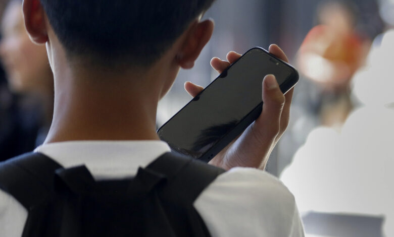 Should schools ban cellphones? — Harvard Gazette