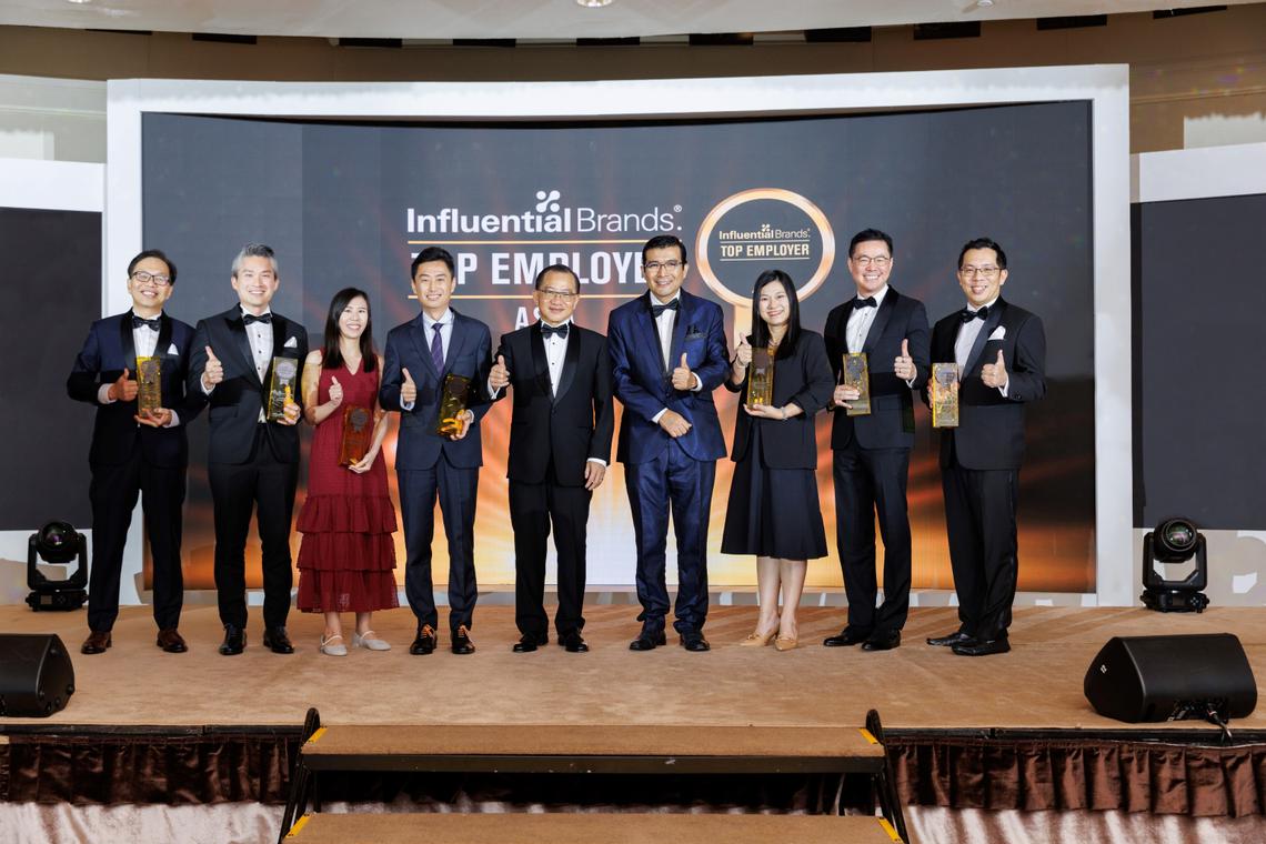 representatives from asia’s top employers with speaker of parliament seah kian peng at fullerton hotel singapore ceo summit and award ceremony